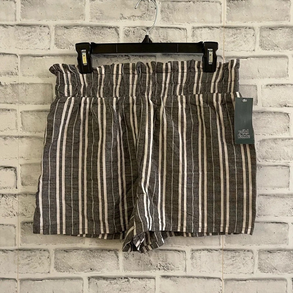 NWT!! Women’s Wild Fable black & white vertical striped shorts Medium - Picture 1 of 4